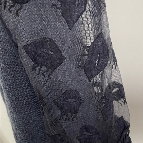 Elegant Navy Lace Sleeveless Top - Picture 5 of 8